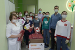 Волонтеры поздравили свердловских педиатров с профессиональным праздником