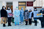 Студенты и медики встали под окнами инфекционной больницы с призывом о вакцинации